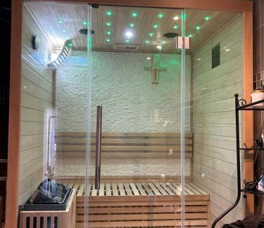 Villemoisson-sur-Orge Villa | Villa Oasis près de Paris avec Piscine Chauffée, Sauna et Jacuzzi pour 15 Personnes