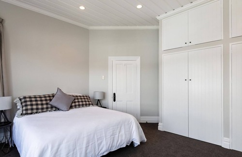 New Plymouth Villa | Villa on Courtenay - A short stroll to The CBD