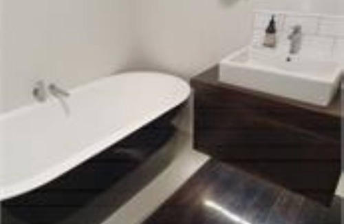 Martinborough House | Villa on Daniel - Sleeps 8 with pool