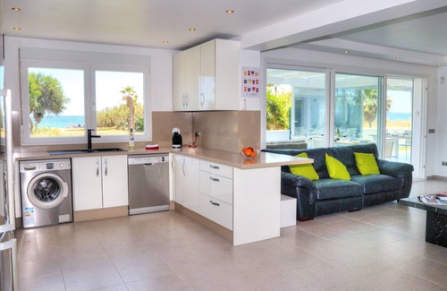 New Golden Mile Villa | VILLA ON THE BEACH Immaculate Sleeps 6 Private heated pool, walk everywhere,