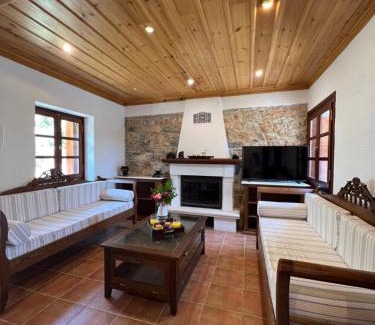 Skiathos Town House | Villa Pigadi