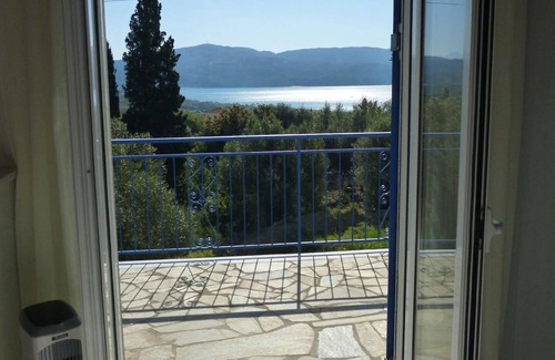Pylos-Nestoras House | Villa "Pilias" with a view of the water