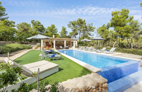 Felanitx Villa | Villa 'Pins' with Mountain View, Wi-Fi and Air Conditioning