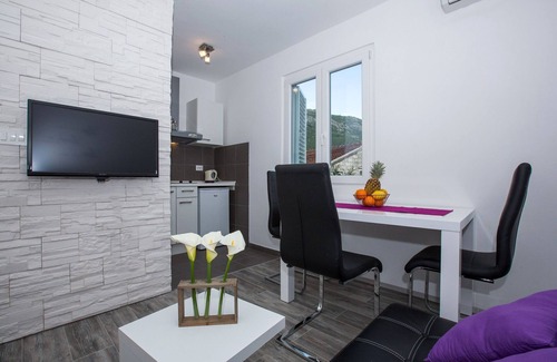 Rozat Apartment | Villa Roza - One-Bedroom Apartment with Balcony