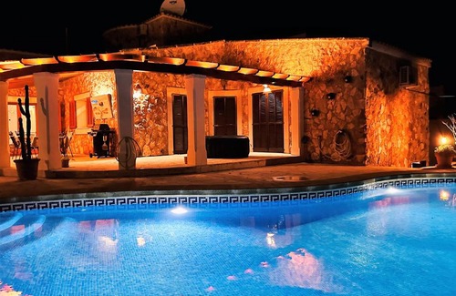 Santanyi Villa | Villa Sanchez in Strandnähe mit Pool, Jacuzzi, Klima, WiFi, Gas BBQ