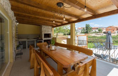 Debeljuhi Villa | Villa Savey - heated pool