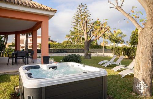 Arenella Villa | Villa Seaside - Beach Retreat with jacuzzi
