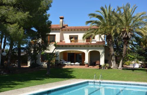 Vilanova I la Geltru Villa | Villa Sitges Colibri at 10 min Walk Beaches - Center City Amaizing Garden Pool XXL Private Tenis Piste