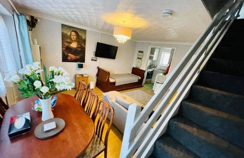 Corton Villa | Villa - Sleeps 6 - Pets Ok - Pool - Parking