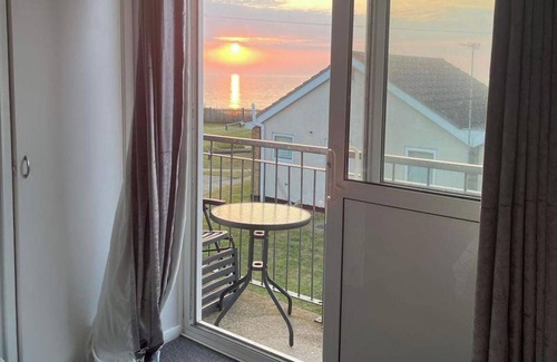 Corton Villa | Villa - Sleeps 6 - Pets Ok - Pool - Parking