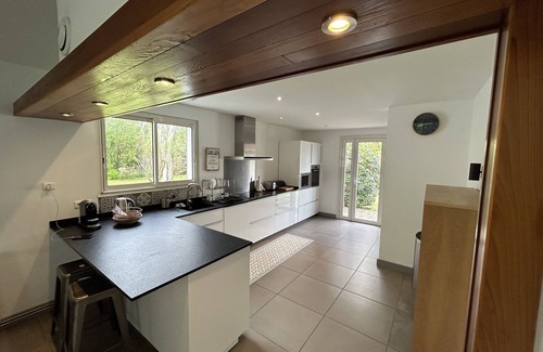 Soustons Villa | Villa Spacieuse 200m2 Offrant Calme Fraîcheur Séparée du lac par la Pinède