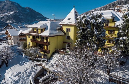 Ortisei Apartment | "Villa Stella Apartment N51" near the ski lifts. Mountain view, terrace and garden