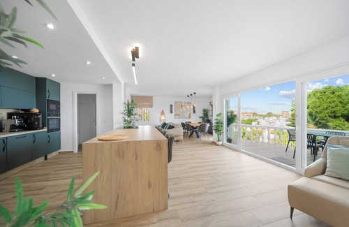 Benalmadena Costa Villa | Villa 'Susanna' with Sea View, Wi-Fi and Air Conditioning