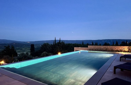 Gordes Villa | Villa Terrasses d'Issy, breathtaking views, 5-minute walk from the center of Gordes