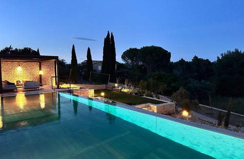 Gordes Villa | Villa Terrasses d'Issy, breathtaking views, 5-minute walk from the center of Gordes
