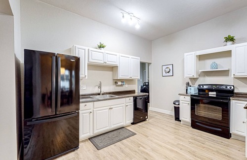 River District House | Villa Tessa | 4-BR | 6 Beds | Pool | Hot Tub | Dog OK | AMI | IMG