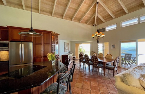 Johnson Bay House | Villa Ventosa ~ 3 bed/3.5 bath with Tesla solar + pool/spa!