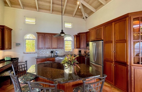 Johnson Bay House | Villa Ventosa ~ 3 bed/3.5 bath with Tesla solar + pool/spa!