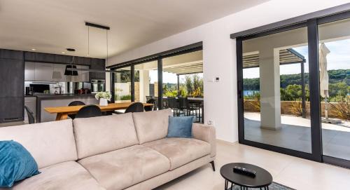 Palit Apartment | Villa Veronica with pool first line at sea