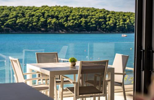 Palit Apartment | Villa Veronica with pool first line at sea