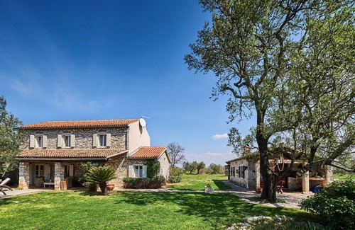 Vardica Villa | Villa with a private pool and a spacious garden