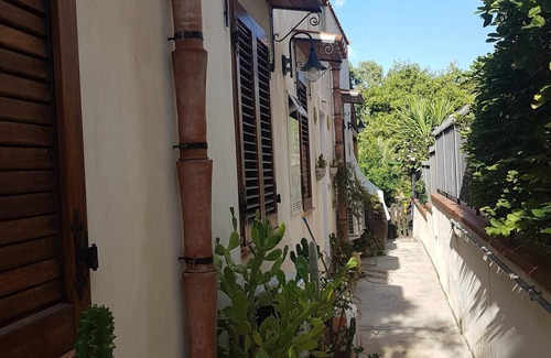 Capaci Villa | Villa with a veranda and outdoor shower by the sea and cultural sites