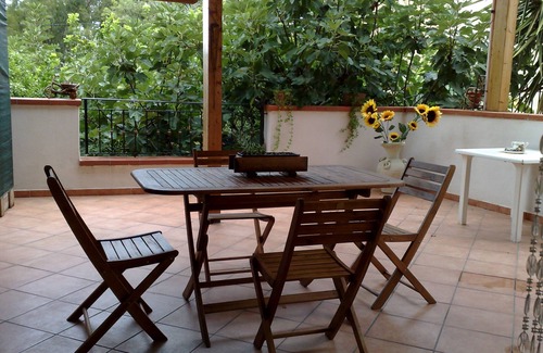 Capaci Villa | Villa with a veranda and outdoor shower by the sea and cultural sites