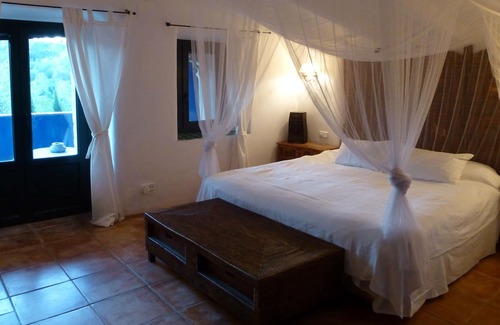 Sant Marti Vell Villa | Villa with Beautiful Garden And Pool in Spectacular Setting