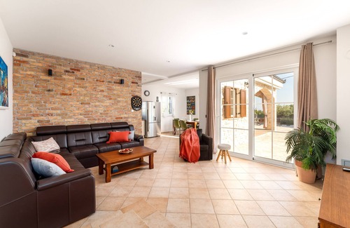 Kras Villa | Villa with heated pool, garden, quiet location - TRAVELER Reiseburo Krk - ID 2381