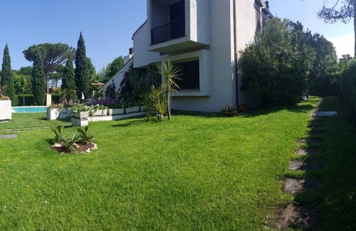 Forte dei Marmi Villa | VILLA WITH HUGE GARDEN AND SWIMMING POOL, 5 MINUTES FAR FROM THE CITY CENTER