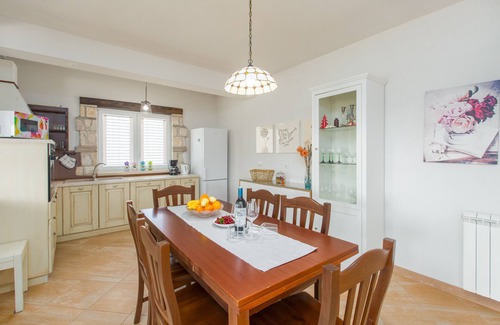 Susnjici Villa | Villa with pool, 6 persons, large garden with barbecue. Dogs are welcome!