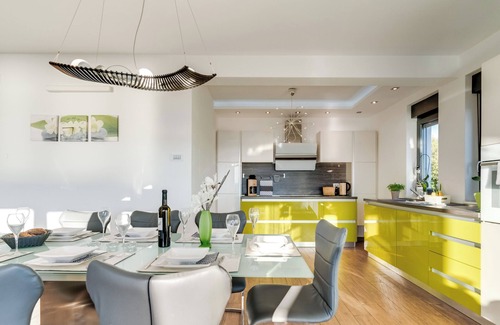 Crikvenica Villa | Villa with pool, beach, sea view - TRAVELER Resieburo Krk ID 2135