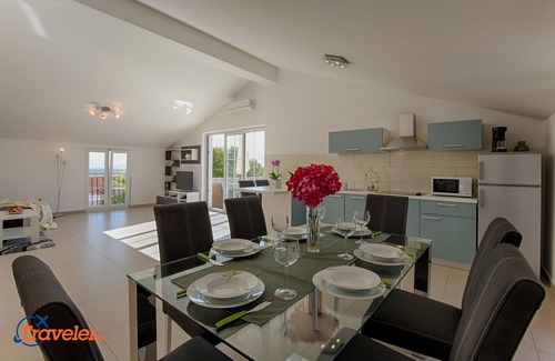Vrh Villa | Villa with pool, children's playground, garden - TRAVELER Reiseburo Krk - ID 2138
