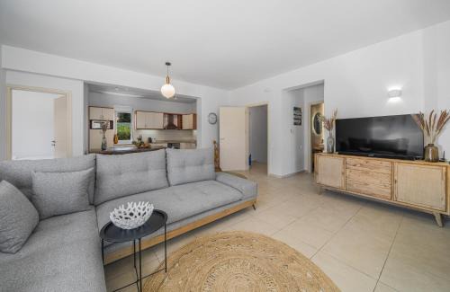 Sissi Villa | Villa Yiayia Relaxing by the sea and Heated pool