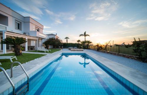Sissi Villa | Villa Yiayia Relaxing by the sea and Heated pool