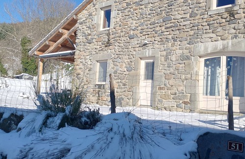 Saint-Julien-Chapteuil House | Village house Gîte de La Roche