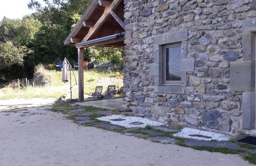 Saint-Julien-Chapteuil House | Village house Gîte de La Roche