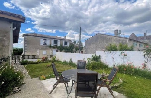 Gontaud House | Village house with garden