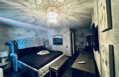 Milwaukee Hotel | Village Inn