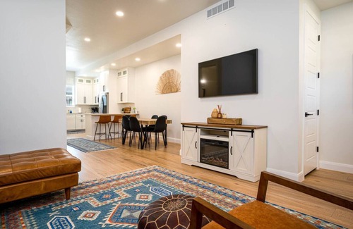 Eden House | Village’s Alpine P77|Ski Getaway |Dogs & Mtn Views