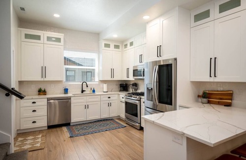 Eden House | Village’s Alpine P77|Ski Getaway |Dogs & Mtn Views