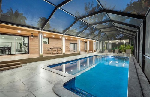 North Miami Villa | VillaKobo-Channel Castle Tennis court Salted pool