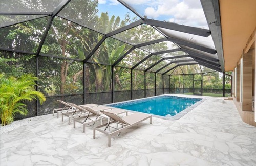 North Miami Villa | VillaKobo-Channel Castle Tennis court Salted pool