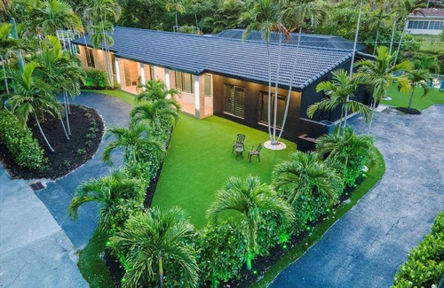 North Miami Villa | VillaKobo-Channel Castle Tennis court Salted pool