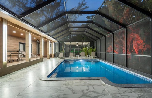 North Miami Villa | VillaKobo-Channel Castle Tennis court Salted pool