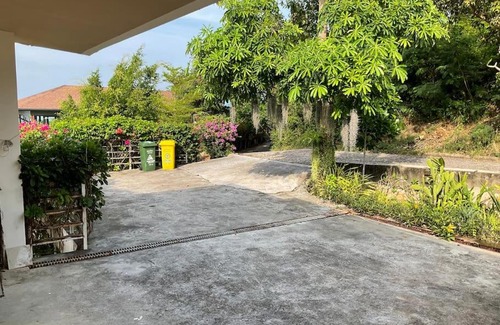 Moo 5 House | Villamanda: Hilltop home with stunning sea views