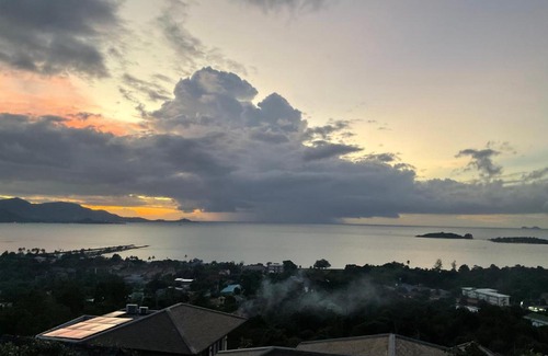 Moo 5 House | Villamanda: Hilltop home with stunning sea views