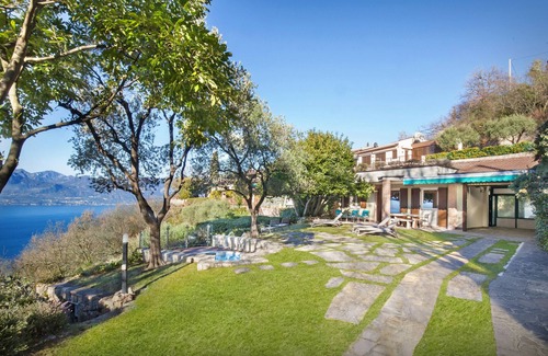 Torri del Benaco Ski Chalet | Villetta Blue Panorama With Private Jacuzzi