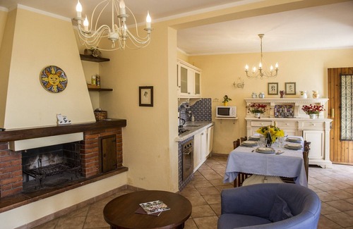 Castelnuovo Magra House | VILLINO LA CASETTA - Castelnuovo Magra - Independent Villa dipped in the green of secular olives, on the border between Liguria and Tuscany close to the Cinque Terre.