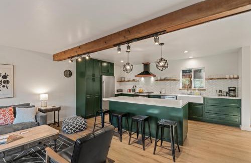 Guerneville House | Vinewood Lodge